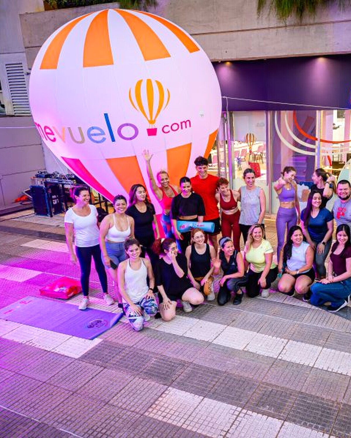Equipo de mevuelo Paraguay en una actividad de bienestar frente a la oficina.